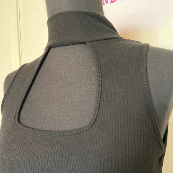 Turtleneck Cutout Ribbed Crop Top - Picture 4 of 6